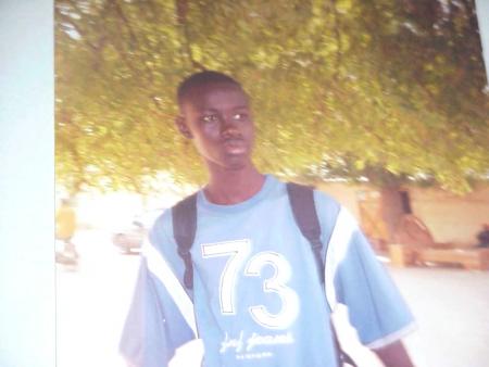 ce  genteleman se nomme metza c'est un cousin